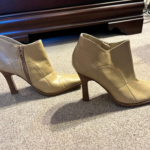 Somethin' Else from Skechers Light Beige/Cream Ankle Booties, Size 7 - Picture 3 of 16